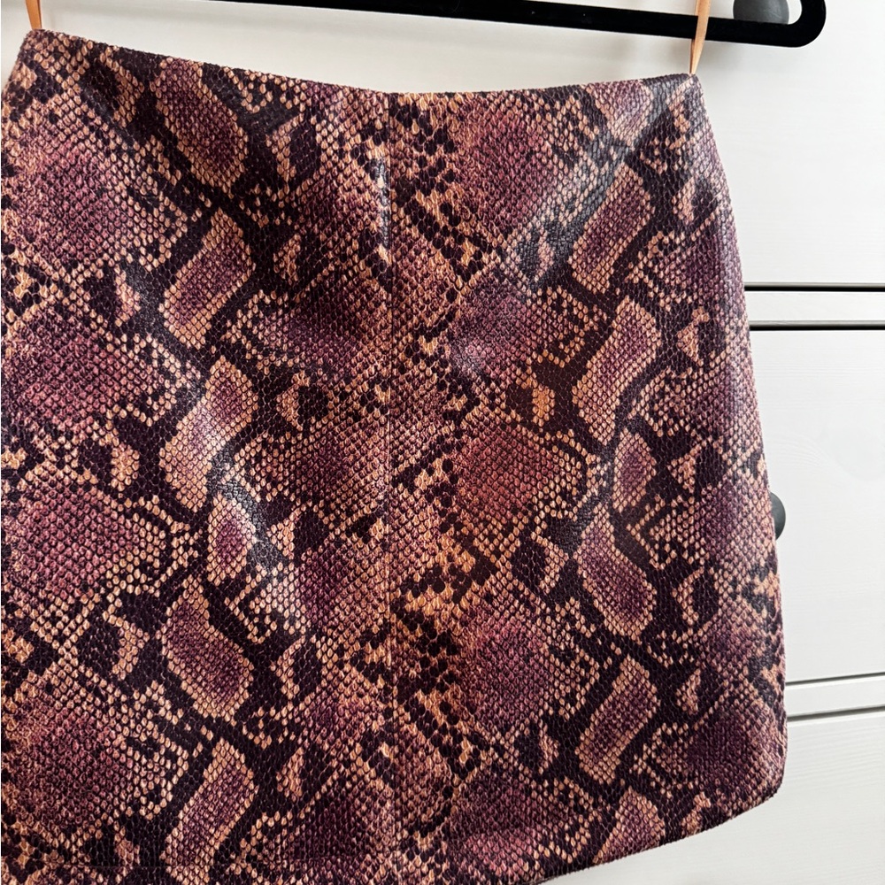 Chic Mini Skirt - Picture 4 of 5